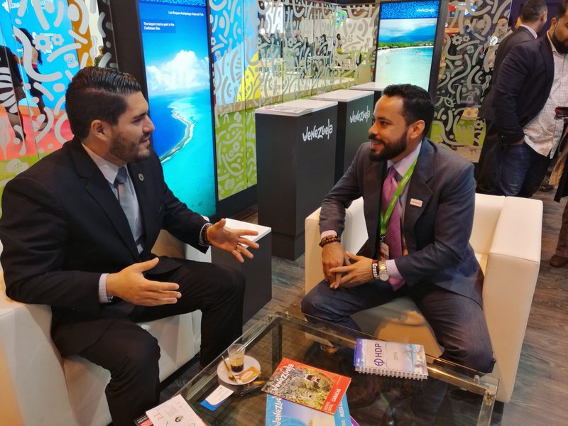 Reunión de negocios en una feria internacional de turismo